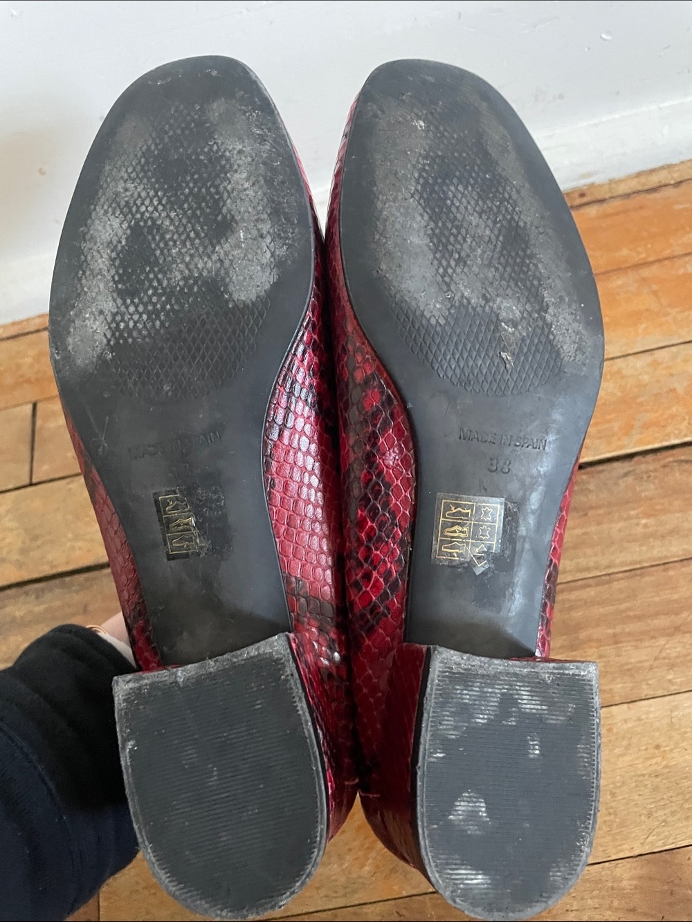 L’intervalle red and black snake skin print leather pumps- size 38/7.5 - Picture 9 of 12